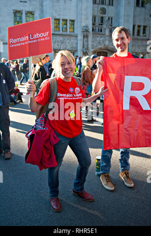 Britische Labour Party Unterstützer demonstrieren in der Europäischen Union bei einer Kundgebung in London gegen Brexit zu bleiben. Stockfoto