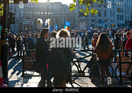 Schätzungsweise 600 000 Menschen von allen politischen Parteien und keiner nahm an einer Demonstration und Kundgebung gegen Brexit und die Unterstützung einer neuen Abstimmung Stockfoto