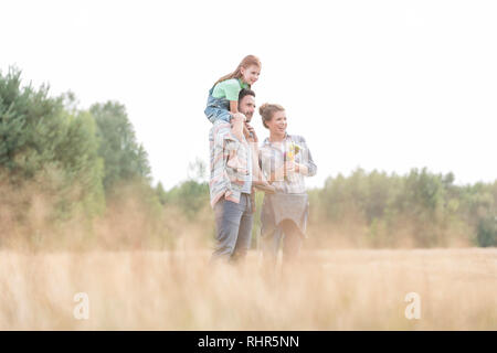 Happy Family auf Feld bei Ackerland Stockfoto