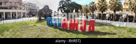 Ostia Lido Rom, Italien, 25. Januar 2019: Street View an Anco Marzio Square, Schießen von Fußgängerzone Blick auf schriftlicher "Ostia Amor' auf Englisch" Stockfoto