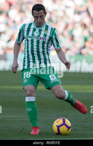 Sevilla, Spanien. 03 Feb, 2019. Guardado von Real Betis Kick den Ball während des LaLiga Übereinstimmung zwischen Real Betis vs Atlético de Madrid im Estadio Benito Villamarin in Sevilla, Spanien. Credit: Javier Montaño/Pacific Press/Alamy leben Nachrichten Stockfoto