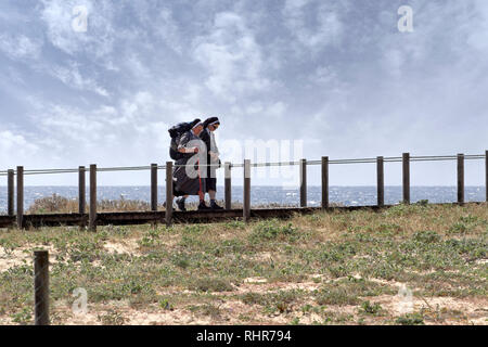 Praia da MemÃ³ria, Portugal - 28. April 2017: Nonnen pilgrins auf dem portugiesischen Weg von Santiago an der Küste. Stockfoto