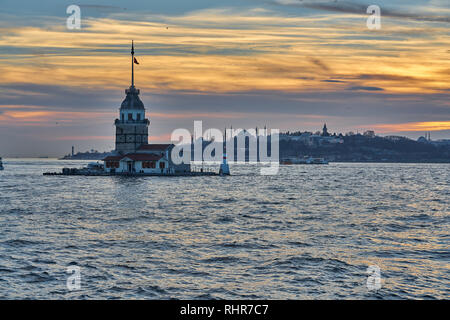 Sehenswürdigkeiten von Istanbul bei Sonnenuntergang: Maiden Tower, der Blauen Moschee und der Hagia Sophia entfernt. Stockfoto