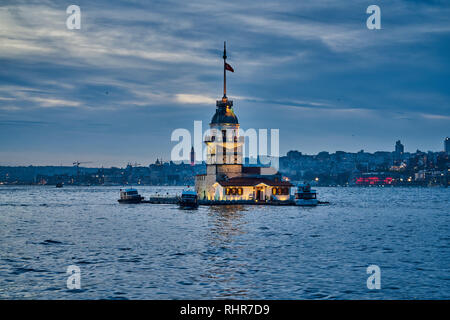 Sehenswürdigkeiten von Istanbul bei Sonnenuntergang: Maiden Tower und Galata Tower Stockfoto