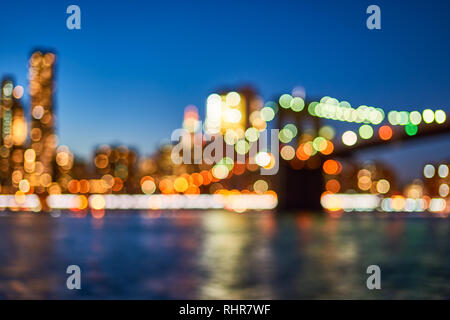 Defokussierten Blick auf New York City downtown aus Brooklyn am Abend Stockfoto