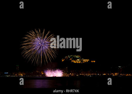 Feuerwerk mit Mond in der Nacht in Alicante, Costa Blanca, Comunidad Valenciana, Spanien, Europa Stockfoto