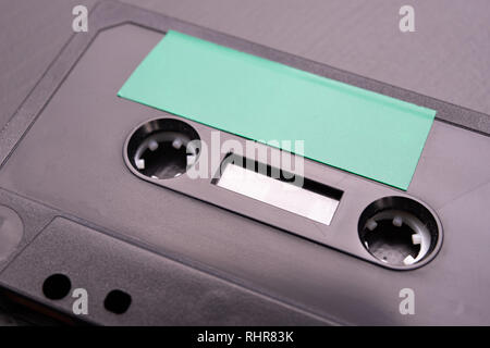 Audio Kassette mit Platz für die Texteingabe. Kassette ohne Beschreibung. Der dunkle Hintergrund. Stockfoto