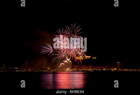 Feuerwerk mit Mond in der Nacht in Alicante, Costa Blanca, Comunidad Valenciana, Spanien, Europa Stockfoto