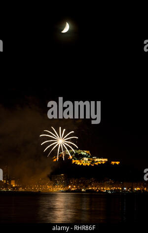 Feuerwerk mit Mond in der Nacht in Alicante, Costa Blanca, Comunidad Valenciana, Spanien, Europa Stockfoto