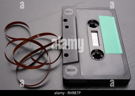 Audio Kassette mit Platz für die Texteingabe. Kassette ohne Beschreibung. Der dunkle Hintergrund. Stockfoto