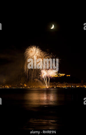 Feuerwerk mit Mond in der Nacht in Alicante, Costa Blanca, Comunidad Valenciana, Spanien, Europa Stockfoto