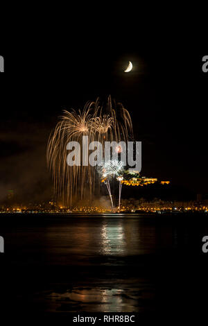 Feuerwerk mit Mond in der Nacht in Alicante, Costa Blanca, Comunidad Valenciana, Spanien, Europa Stockfoto