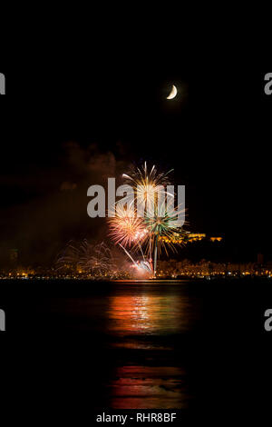 Feuerwerk mit Mond in der Nacht in Alicante, Costa Blanca, Comunidad Valenciana, Spanien, Europa Stockfoto