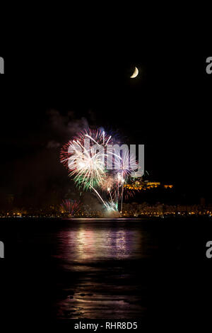 Feuerwerk mit Mond in der Nacht in Alicante, Costa Blanca, Comunidad Valenciana, Spanien, Europa Stockfoto