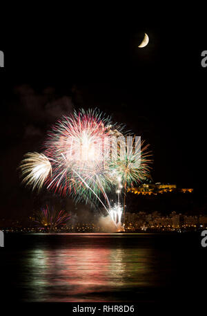 Feuerwerk mit Mond in der Nacht in Alicante, Costa Blanca, Comunidad Valenciana, Spanien, Europa Stockfoto