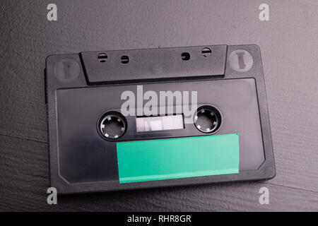 Audio Kassette mit Platz für die Texteingabe. Kassette ohne Beschreibung. Der dunkle Hintergrund. Stockfoto