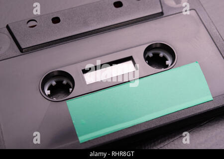 Audio Kassette mit Platz für die Texteingabe. Kassette ohne Beschreibung. Der dunkle Hintergrund. Stockfoto