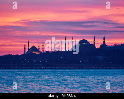 Sehenswürdigkeiten von Istanbul bei Sonnenuntergang: Hagia Sophia und der Blauen Moschee Stockfoto