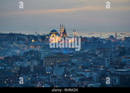 Sehenswürdigkeiten von Istanbul bei Sonnenuntergang: Galataturm und Suleymaniye Moschee Stockfoto