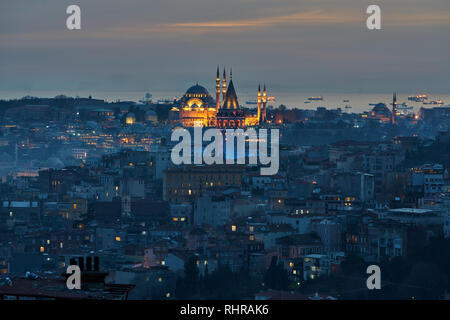 Sehenswürdigkeiten von Istanbul bei Sonnenuntergang: Galataturm und Suleymaniye Moschee Stockfoto