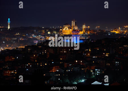 Sehenswürdigkeiten von Istanbul bei Nacht: der Galata-turm und Suleymaniye Moschee Stockfoto