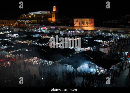 Marokko - Marrakesch JAN 2019: Nachtansicht der Djemaa el Fna, ein Quadrat und Marktplatz in Marrakesch Medina Stockfoto