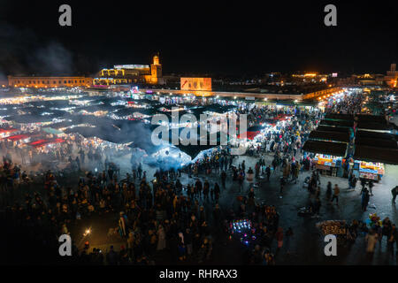 Marokko - Marrakesch JAN 2019: Nachtansicht der Djemaa el Fna, ein Quadrat und Marktplatz in Marrakesch Medina Stockfoto