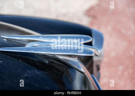 SELIGMAN, AZ - 16. SEPTEMBER: Alte Kühlerfigur auf einem Chrysler New Yorker Deluxe in Seligman, AZ Am 16. September 2015 Stockfoto