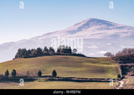 Schöner Panoramablick auf Monte Amiata mit Schnee bedeckt von Monticchiello, Siena, Toskana, Italien Stockfoto