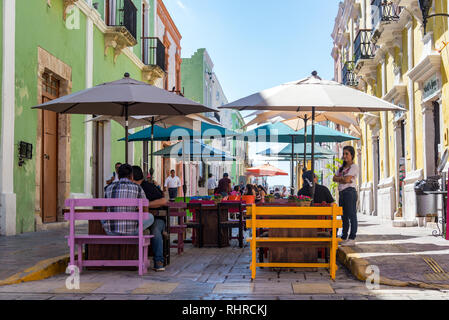 CAMPECHE, MEXIKO - 23. Februar: Fußgängerzone mit Sitzgelegenheiten im Freien in Campeche, Mexiko am 23. Februar 2017 Stockfoto