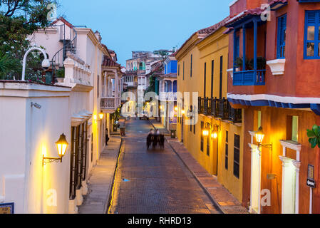 CARTAGENA, KOLUMBIEN - 24. Mai: Pferdekutsche durch Cartagena, Kolumbien in den späten Abend am 24. Mai 2016 Stockfoto