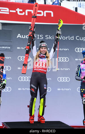 KILLINGTON, VT - 25. NOVEMBER: Mikaela Shiffrin der Vereinigten Staaten feiert nach dem Gewinn Riesenslalom der Frauen während des Audi FIS Ski World Cup. Stockfoto