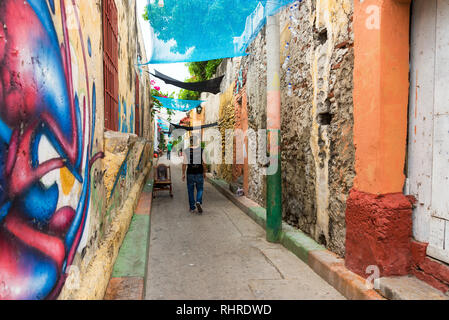 CARTAGENA, KOLUMBIEN - 24. Mai: Menschen durch eine enge Gasse in Getsemani Nachbarschaft in Cartagena, Kolumbien, Spaziergang am 24. Mai 2016 Stockfoto