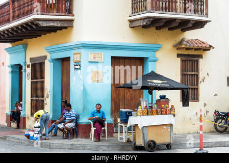 CARTAGENA, KOLUMBIEN - 24. Mai: Saft Anbieter auf einer Straße Ecke in Cartagena, Kolumbien am 24. Mai 2016 Stockfoto