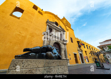 CARTAGENA, KOLUMBIEN - 25. Mai: Gertrudis Statue von Fernando Botero vor der Kirche Santo Domingo in Cartagena, Kolumbien am 25. Mai 2016 Stockfoto