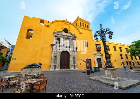 CARTAGENA, KOLUMBIEN - 25. Mai: Santo Domingo Plaza und Kirche mit Fernando Botero Statue in Cartagena, Kolumbien am 25. Mai 2016 Stockfoto