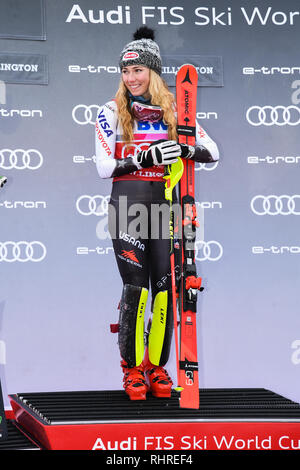 KILLINGTON, VT - 25. NOVEMBER: Mikaela Shiffrin der Vereinigten Staaten feiert nach dem Gewinn Riesenslalom der Frauen während des Audi FIS Ski World Cup. Stockfoto