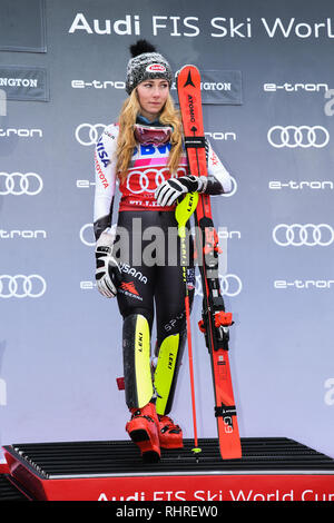 KILLINGTON, VT - 25. NOVEMBER: Mikaela Shiffrin der Vereinigten Staaten feiert nach dem Gewinn Riesenslalom der Frauen während des Audi FIS Ski World Cup. Stockfoto