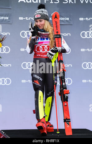 KILLINGTON, VT - 25. NOVEMBER: Mikaela Shiffrin der Vereinigten Staaten feiert nach dem Gewinn Riesenslalom der Frauen während des Audi FIS Ski World Cup. Stockfoto