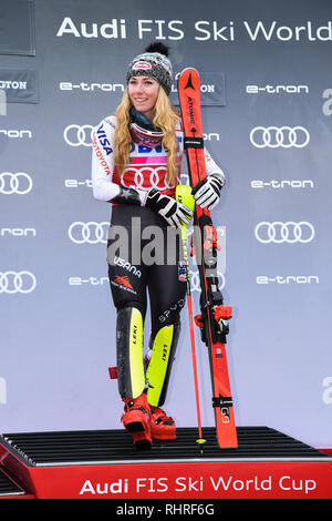 KILLINGTON, VT - 25. NOVEMBER: Mikaela Shiffrin der Vereinigten Staaten feiert nach dem Gewinn Riesenslalom der Frauen während des Audi FIS Ski World Cup. Stockfoto