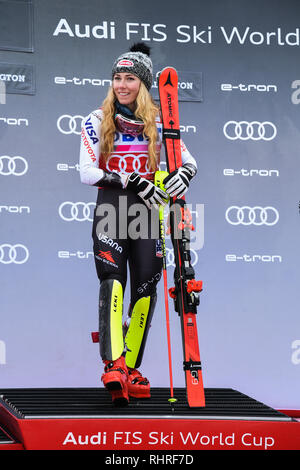 KILLINGTON, VT - 25. NOVEMBER: Mikaela Shiffrin der Vereinigten Staaten feiert nach dem Gewinn Riesenslalom der Frauen während des Audi FIS Ski World Cup. Stockfoto