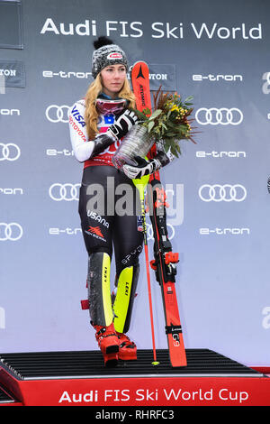 KILLINGTON, VT - 25. NOVEMBER: Mikaela Shiffrin der Vereinigten Staaten feiert nach dem Gewinn Riesenslalom der Frauen während des Audi FIS Ski World Cup. Stockfoto