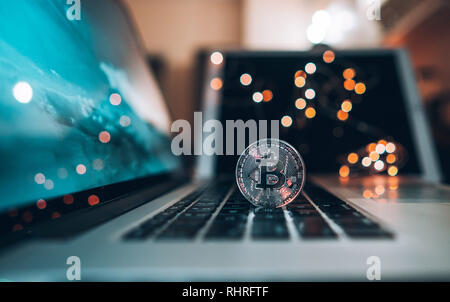 Makroaufnahme der Bitcoins Münzen auf Laptop Stockfoto