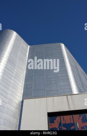 Modernes Gebäude außen mit Aluminium-Regenschirm Verkleidung, Sonnenlicht reflektiert von gebogenen Aluminium Schindeln in Bury Stadtzentrum, lancashire uk Stockfoto