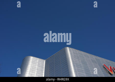 Modernes Gebäude außen mit Aluminium-Regenschirm Verkleidung, Sonnenlicht reflektiert von gebogenen Aluminium Schindeln in Bury Stadtzentrum, lancashire uk Stockfoto