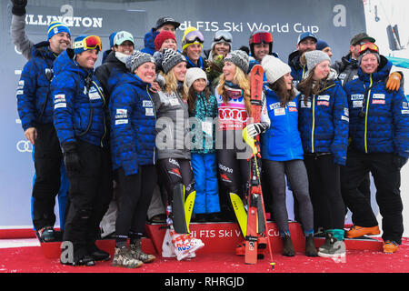 KILLINGTON, VT - 25. NOVEMBER: Mikaela Shiffrin der Vereinigten Staaten feiert mit ihrem Team nach dem Gewinn Riesenslalom der Frauen am 25. November 2018. Stockfoto