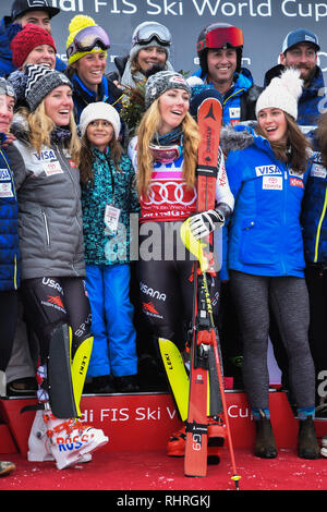 KILLINGTON, VT - 25. NOVEMBER: Mikaela Shiffrin der Vereinigten Staaten feiert mit ihrem Team nach dem Gewinn Riesenslalom der Frauen am 25. November 2018. Stockfoto