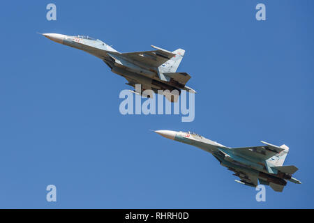 Internationale militärische technische Forum Armee 2018. Ein paar SU-30 Flugzeugen durchführen Demonstration Flüge in den Himmel über einem truppenübungsplatz Stockfoto
