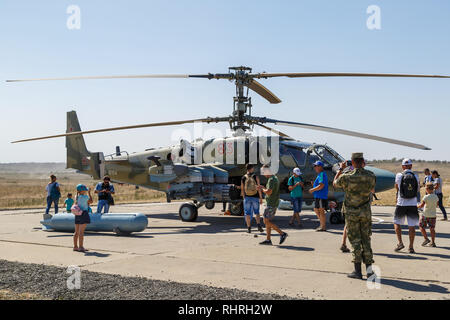 Internationale militärische technische Forum Armee 2018. Fliegender Panzer KA-52, Alligator, Hubschrauber, der für die Zerstörung von Panzern und gepanzerten Fahrzeugen im bat Stockfoto