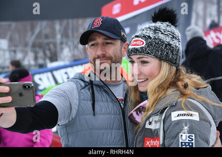 KILLINGTON, USA - 25. NOVEMBER: Mikaela Shiffrin schießen selfie mit einem Freund während der Audi FIS Alpine Ski World Cup Damen Riesenslalom. Stockfoto